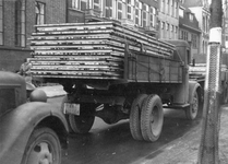603103 Afbeelding van een volbeladen vrachtwagen van het Duitse leger op de Catharijnesingel te Utrecht, ter hoogte van ...